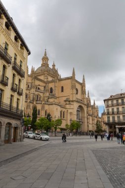 Segovia / İspanya - 05: 13 2021: Plaza Belediye Başkanı 'na bakın ve Segovia Katedrali' ndeki ikonik İspanyol gotik binası, kuleler ve kubbeler, şehir merkezi manzarası