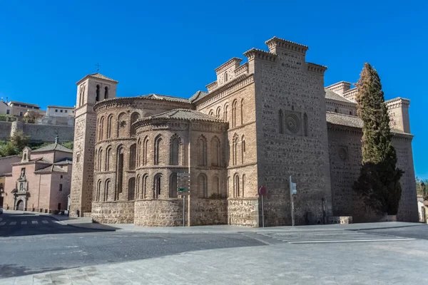 Toledo / İspanya - 05 12 2021: Saint James Belediye Başkanı Kilisesi veya Santiago del Arrabal, 1245 1248 'de inşa edilmiş, ikonik Katolik kilisesi Moorish mimarisi ve gözlem kulesini içerir.