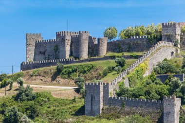 Montemor-o-Velho Portekiz 09: 12 2020: Montemor-o-Velho Kalesi ve kalesinde detaylı görüş, ikonik bir ortaçağ kalesi, ikonik Romanesk ve Gotik tarzı