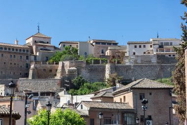 Toledo / İspanya - 05: 12 2021: Toledo şehir merkezindeki mimari binalara bakın, ve arka planda Carmelitas Descalzos Manastırı