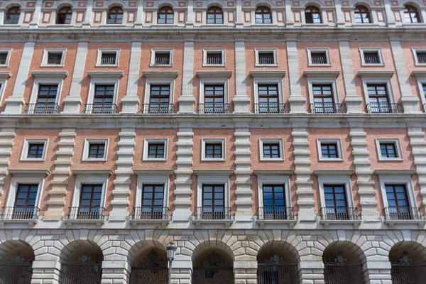 Vzor Fasádní Okna Balkony Pohled Neoklasicistní Vojenskou Budovu Hlavní Fasádě — Stock fotografie