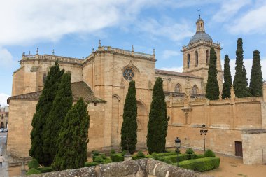 Cuidad Rodrigo / İspanya - 05: 13: 2021: Cuidad Rodrigo Katedrali 'ndeki İkonik İspanyol Romanesk mimari binasının muhteşem ön görüntüsü, kuleler ve kubbeler, şehir merkezi