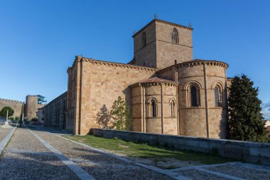 Avila / İspanya - 05 12 2021: San Vicente Katedrali, San Vicente Bazilikası, Avila ortaçağ tarihi kalesi