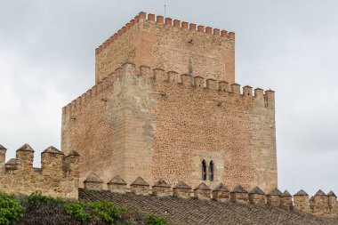 Cuidad Rodrigo İspanya - 05: 12 2021 Enrique Kalesi Kulesi, Parador de Ciudad Rodrigo, Ortaçağ Kalesi 'nin içinde yaya yolu
