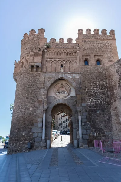托莱多西班牙 2021年12月05日 位于托莱多市中心的中世纪太阳门 14世纪城堡门纪念碑 有拱形入口和风景如画的城市景观 — 图库照片