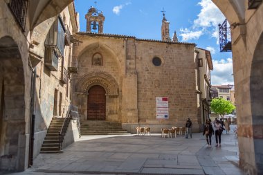 Salamanca / İspanya - 05: 12 2021: Roma binası San Martin de Tours Kilisesi, Plaza del Corrillo ile Salamanca Plaza Belediye Başkanı 'nın güney koridoru arasında yer alır.