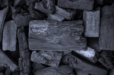 Ateş yakmak ve barbekü yapmak için odun kömürleri.