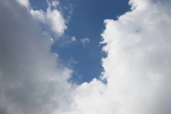 Nuvole Pioggia Estive Uno Sfondo Cielo Blu — Foto Stock