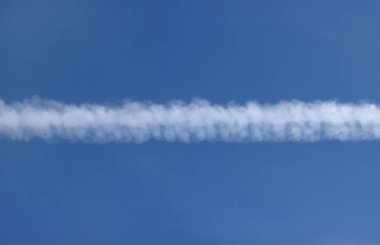 Mavi gökyüzündeki uçağın uçuş izleri.. 