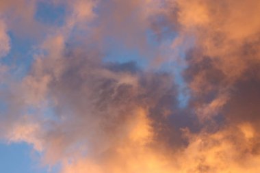 Sabahın köründe bulutlar aydınlandı.. 