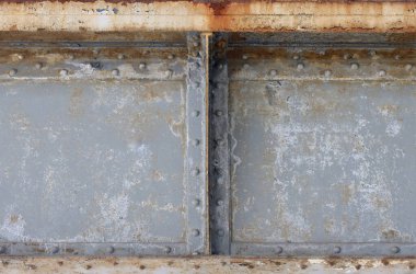 Perçin kaplı eski metal levhalar. 