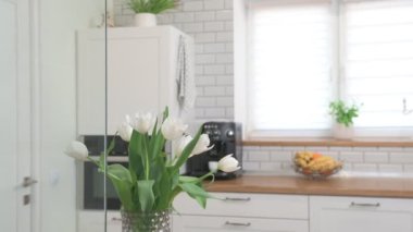 Çatı katındaki çiçekli modern İskandinav mutfağı