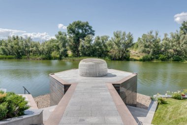 Nehre bakan nehir kıyısındaki iskele ve dinlenecek bir yer.