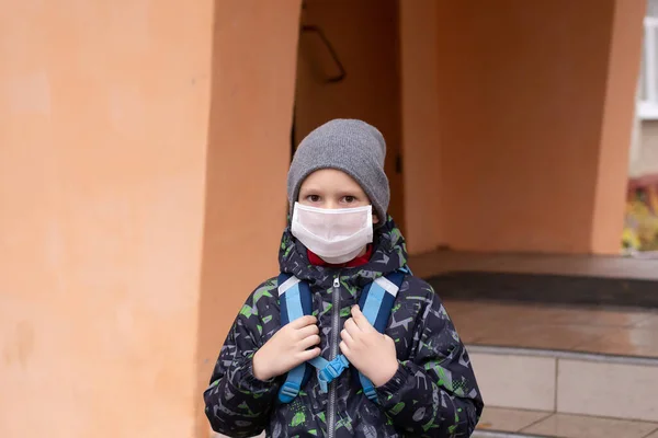 Estudante Sai Escola Usando Máscara Protetora — Fotografia de Stock