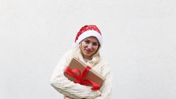 Gelukkig Blond Een Nieuwjaarshoed Met Een Cadeau — Stockvideo