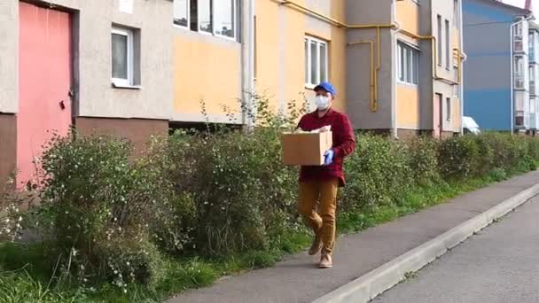 Voluntário Carrega Uma Caixa Comida Rua — Vídeo de Stock