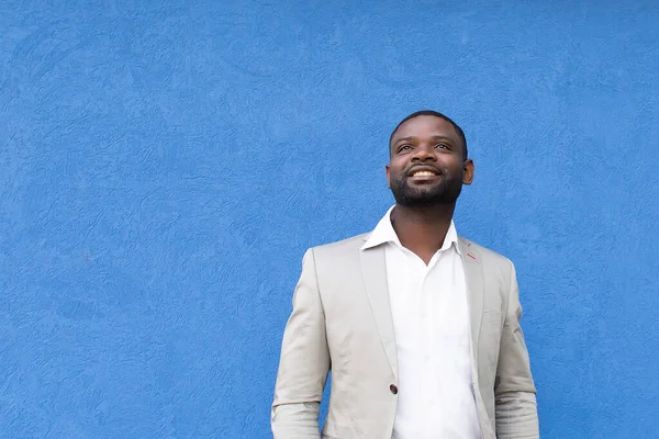 Mavi arka plandaki güzel Afrikalı Amerikalı.