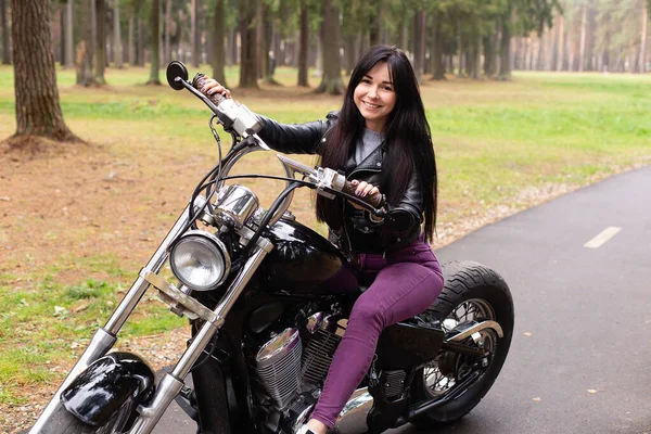 Das Glückliche Mädchen Auf Dem Motorrad — Stockfoto