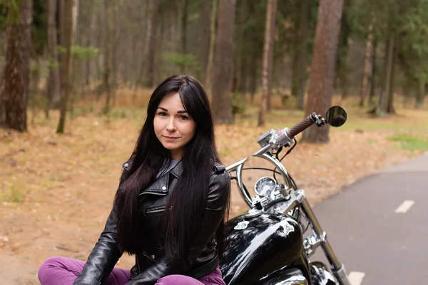 Счастливая Девушка Мотоцикле — стоковое фото