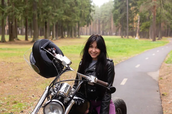 Счастливая Девушка Мотоцикле — стоковое фото