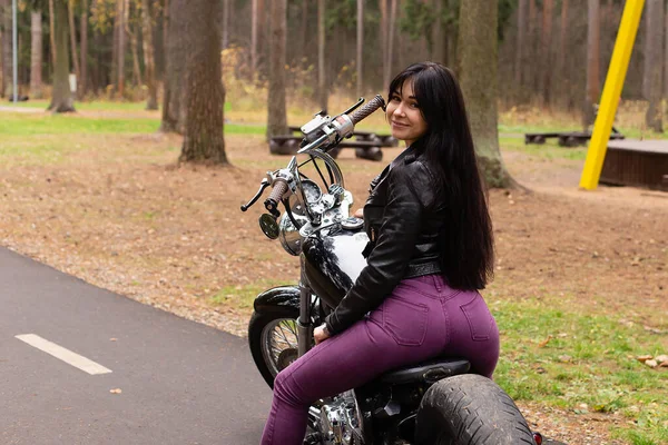 Hermosa Morena Una Motocicleta Pista —  Fotos de Stock