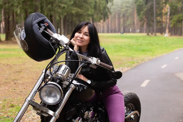 Belle Brune Sur Une Moto Sur Piste — Photo