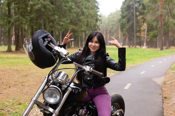 Menina Feliz Uma Motocicleta — Fotografia de Stock