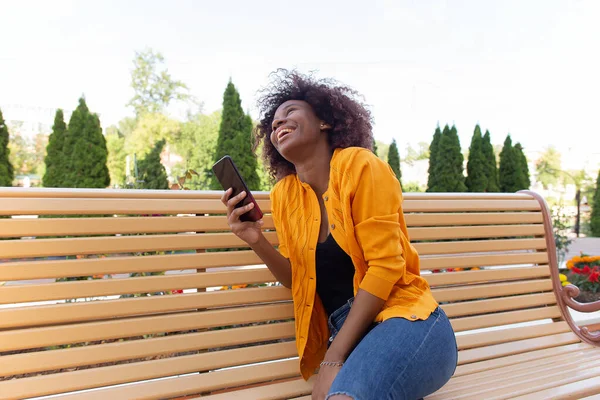 Hermosa Feliz Afroamericana Calle Con Teléfono — Foto de Stock