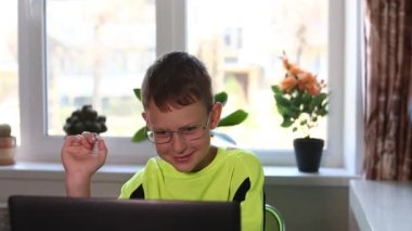 Öğrenci evde öğreniyor, uzaktan öğreniyor.