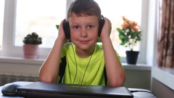 Ученик Слушает Музыку Дома Отпуске — стоковое видео