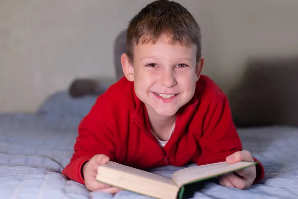 少年は家で本を読み距離を学び — ストック写真