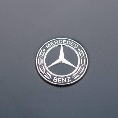 Ivanovo, Rusya - 13 Kasım 2020: Mercedes Benz logosu ve rozeti. Krom kaplı metal logoyu koyu arkaplanda kapat.
