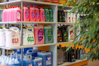 Ivanovo, Rusya, 13 Kasım 2020, benzin istasyonunda antifriz ve petrol, dükkan