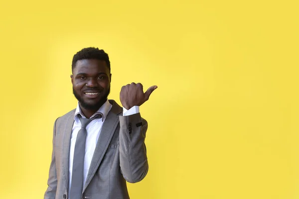 Afrikalı Amerikalı beşe kadar sayıyor, el hareketi, pankart