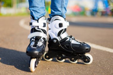 Park 'ta patenle kayan yaz kızı