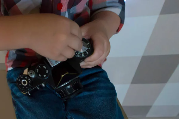 Fotografías Niño Sosteniendo Cámara Tus Manos — Foto de Stock