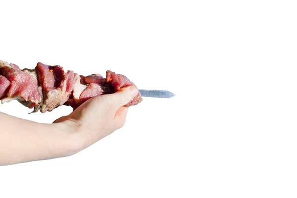 Hand Hält Einen Spieß Mit Rohem Fleisch Auf Einem Isolierten — Stockfoto