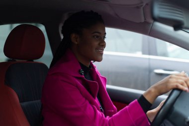 Arabadaki güzel Afrikalı Amerikalı kadın.