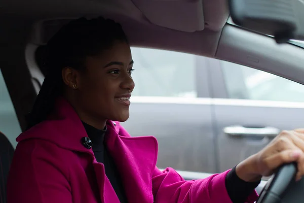 Mooie Afro Amerikaanse Vrouw Een Auto — Stockfoto