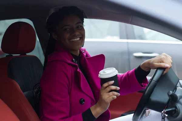 Mooie Afrikaans Amerikaanse Vrouw Auto Met Koffie — Stockfoto