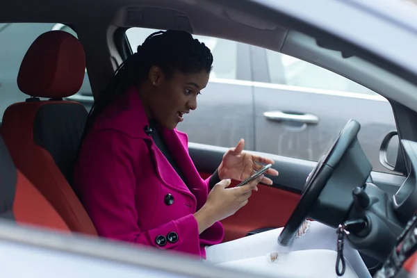 Mooie Afro Amerikaanse Vrouw Auto Met Telefoon Verrast — Stockfoto