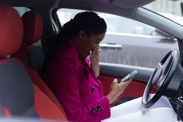 Mooie Afro Amerikaanse Vrouw Auto Met Telefoon Verrast — Stockfoto