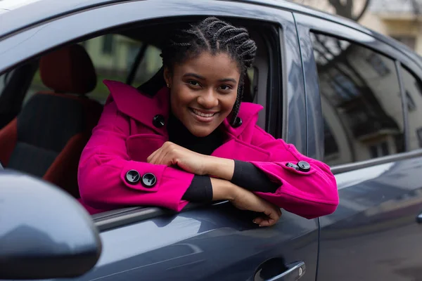 Mooie Afro Amerikaanse Vrouw Een Auto — Stockfoto