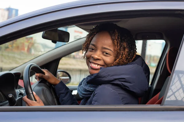 Gelukkige Afro Amerikaanse Vrouw Auto Kijkend Naar Camera — Stockfoto