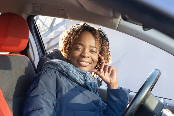 Gelukkige Afro Amerikaanse Vrouw Auto Kijkend Naar Camera — Stockfoto