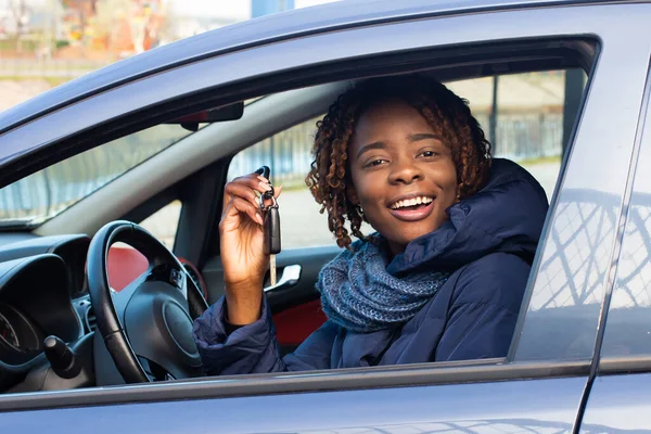 Gelukkige Afro Amerikaanse Vrouw Rijden Autoverhuur — Stockfoto
