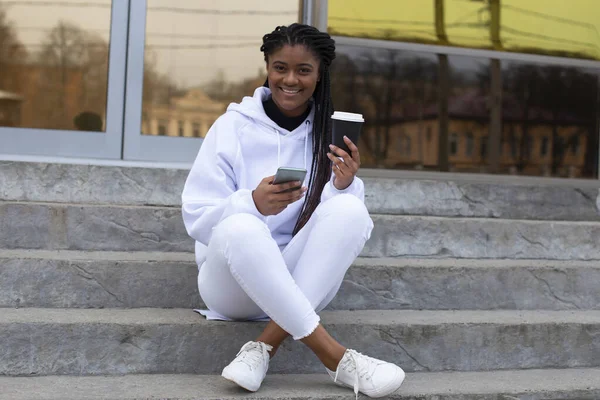 Gelukkige Afrikaanse Amerikaanse Vrouw Straat Met Telefoon Koffie — Stockfoto