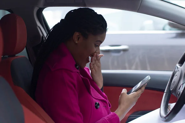 Gelukkig Afrikaans Amerikaanse Vrouw Auto Met Telefoon — Stockfoto