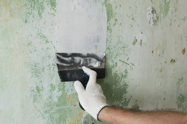 Człowiek Naprawia Maluje Ścianę — Zdjęcie stockowe