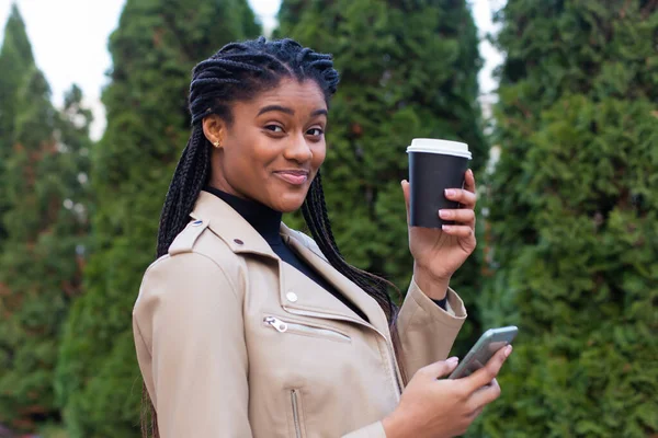 Gelukkige Afrikaanse Amerikaanse Vrouw Kijkt Naar Camera Koffie Hand — Stockfoto